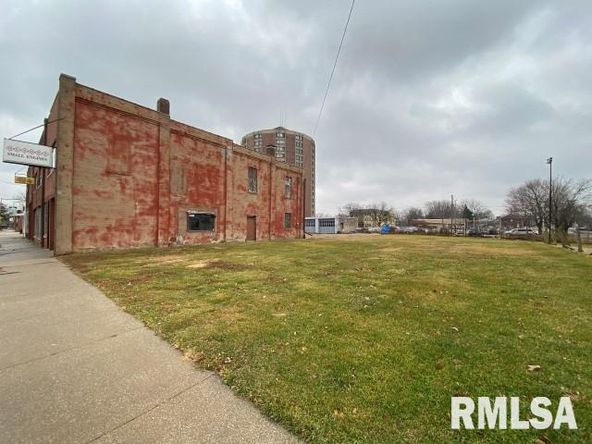 154 W Main St, Galesburg, IL 61401